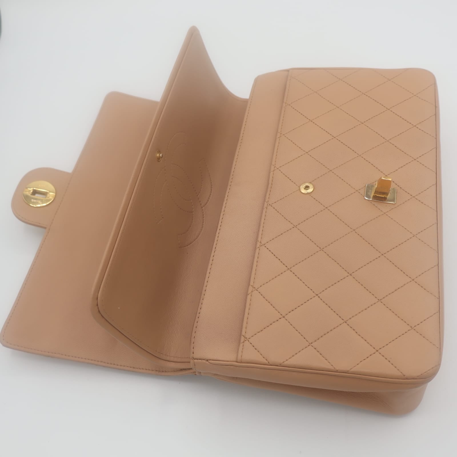 Sac à double rabat matelassé Chanel beige