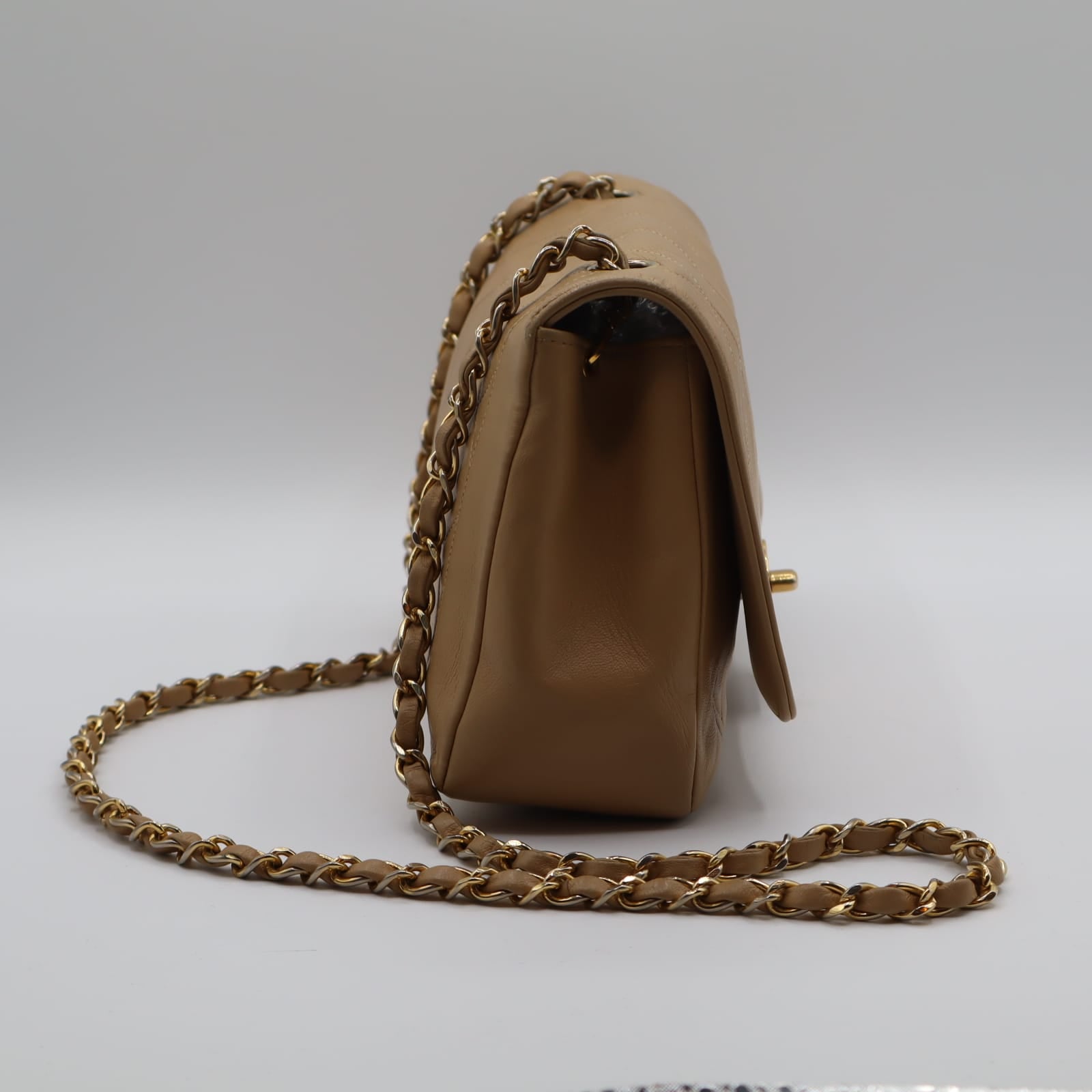 Profil du sac Chanel Diana vintage beige montrant la profondeur et les finitions en cuir matelassé
