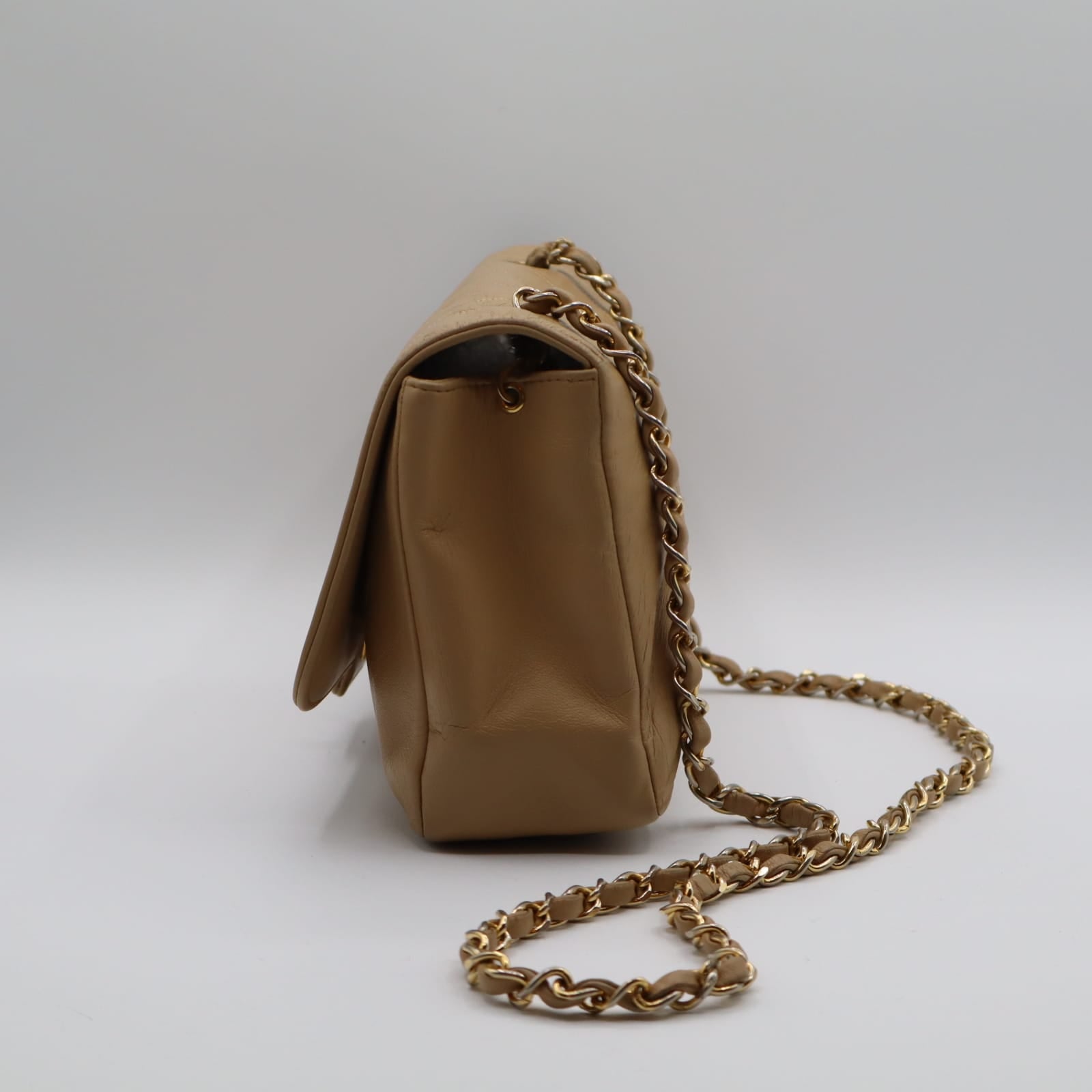 Profil du sac Chanel Diana vintage beige montrant la profondeur et les finitions en cuir matelassé