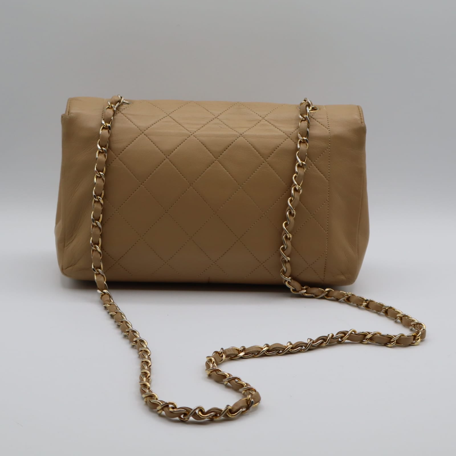 Dos du sac Chanel Diana vintage beige