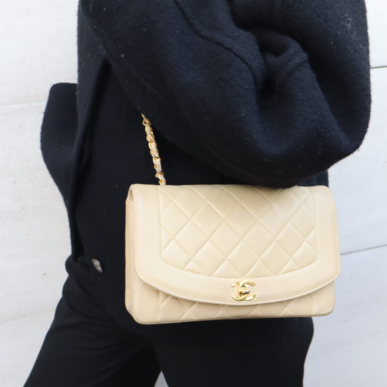 Sac Diana beige Chanel des années 80 porté à l’épaule, vue en situation