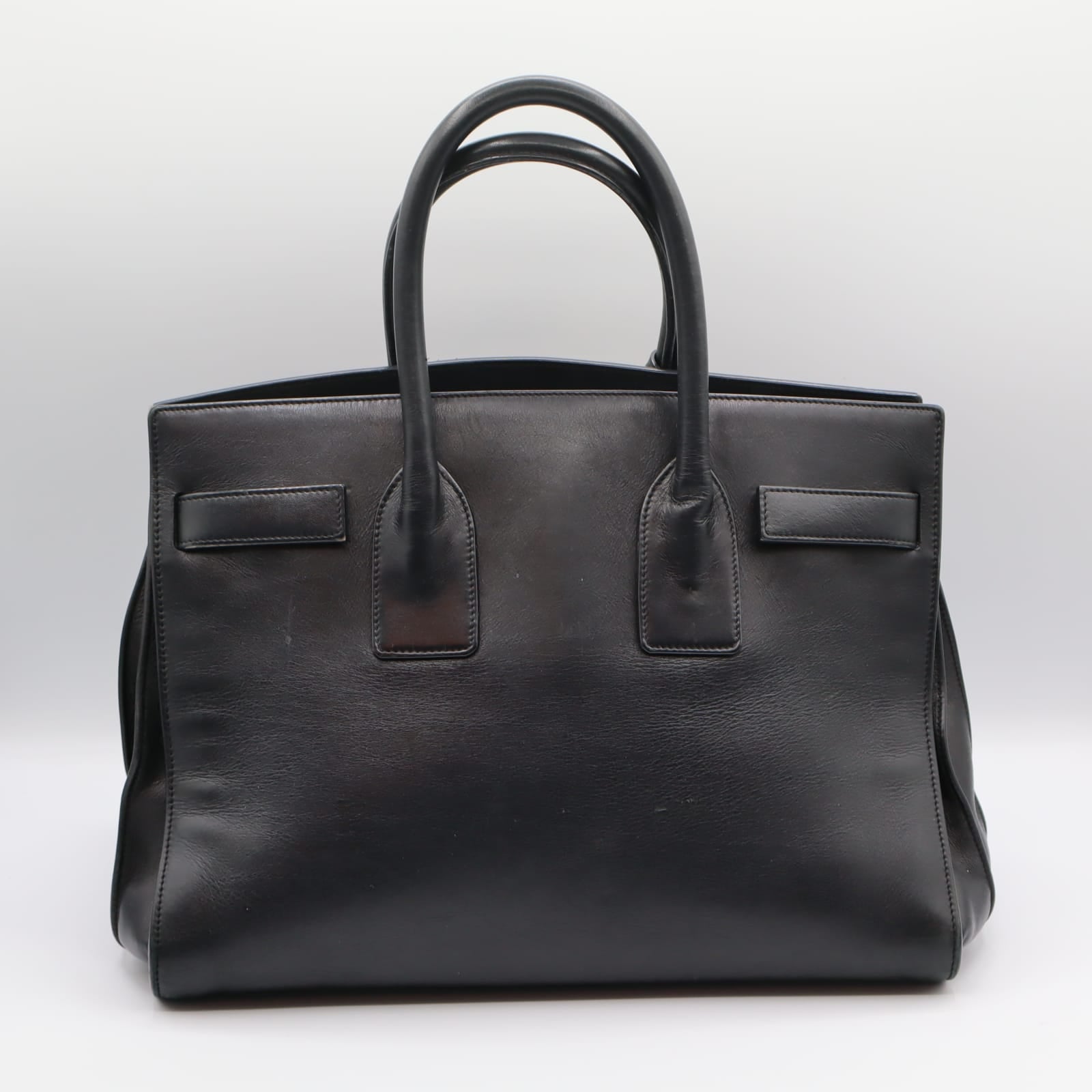 Vue arrière du Sac du Jour Yves Saint Laurent en cuir noir, design épuré et couture soignée.