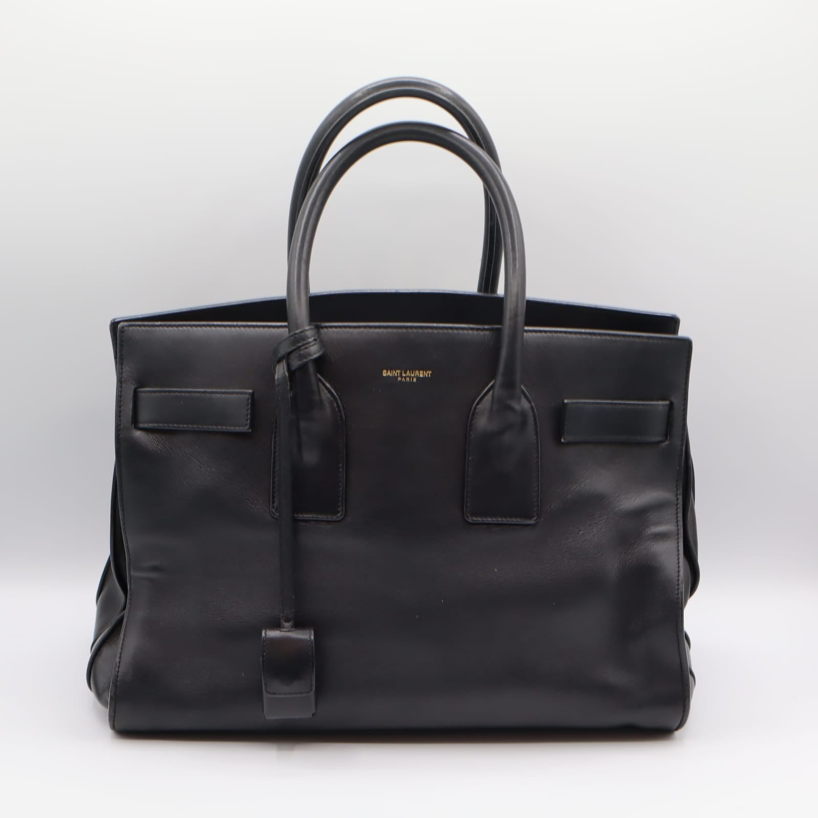 Vue de face du Sac du Jour Yves Saint Laurent en cuir noir, sac à main structuré et élégant.