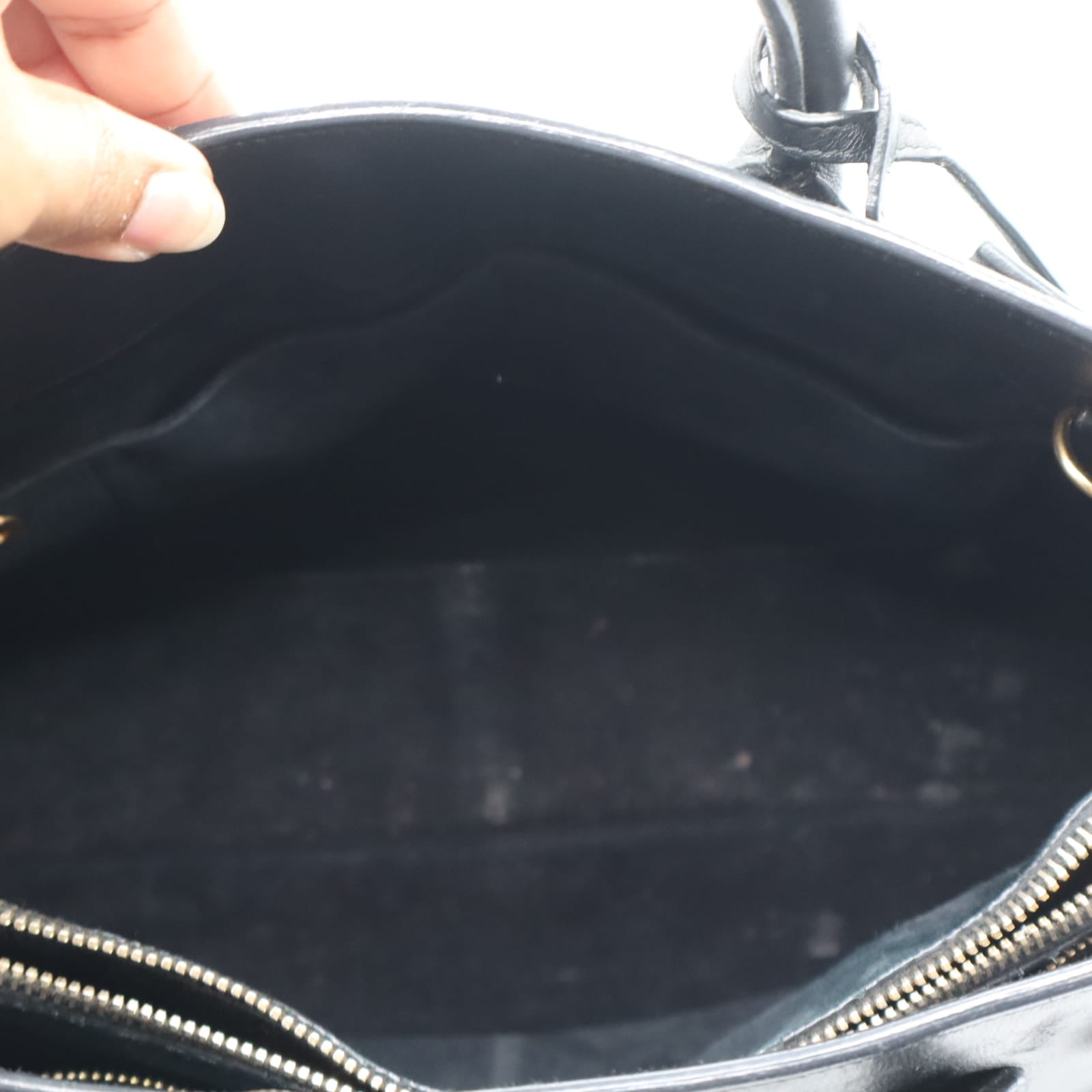 Vue intérieure du Sac du Jour Yves Saint Laurent noir, compartiments et doublure soignée.